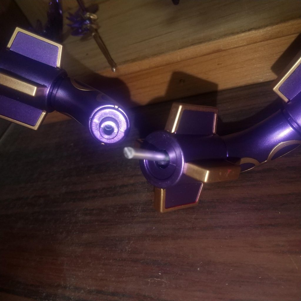 レックウザの関節が弱いので、3mm穴を開けてダイソーアルミ線3mmを入れて補強。このアルミ線、けっこう使えます👍