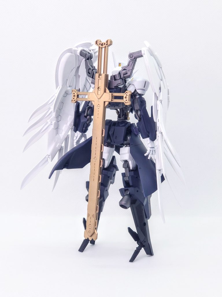 翼はパール塗装、クロスメイスはレッドゴールドで塗装した後に表面を磨いて光沢を落としアンティーク風にしてみました。