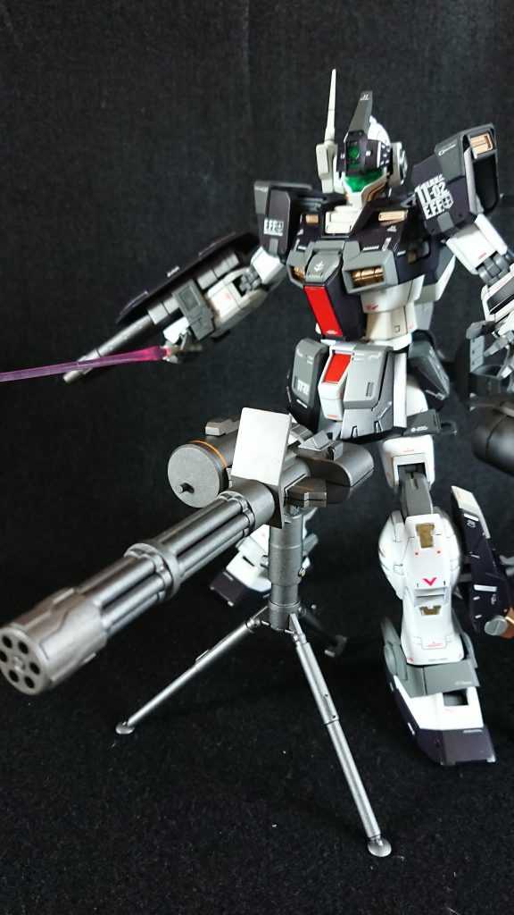 デカールは赤系を多めに貼り付けてます。