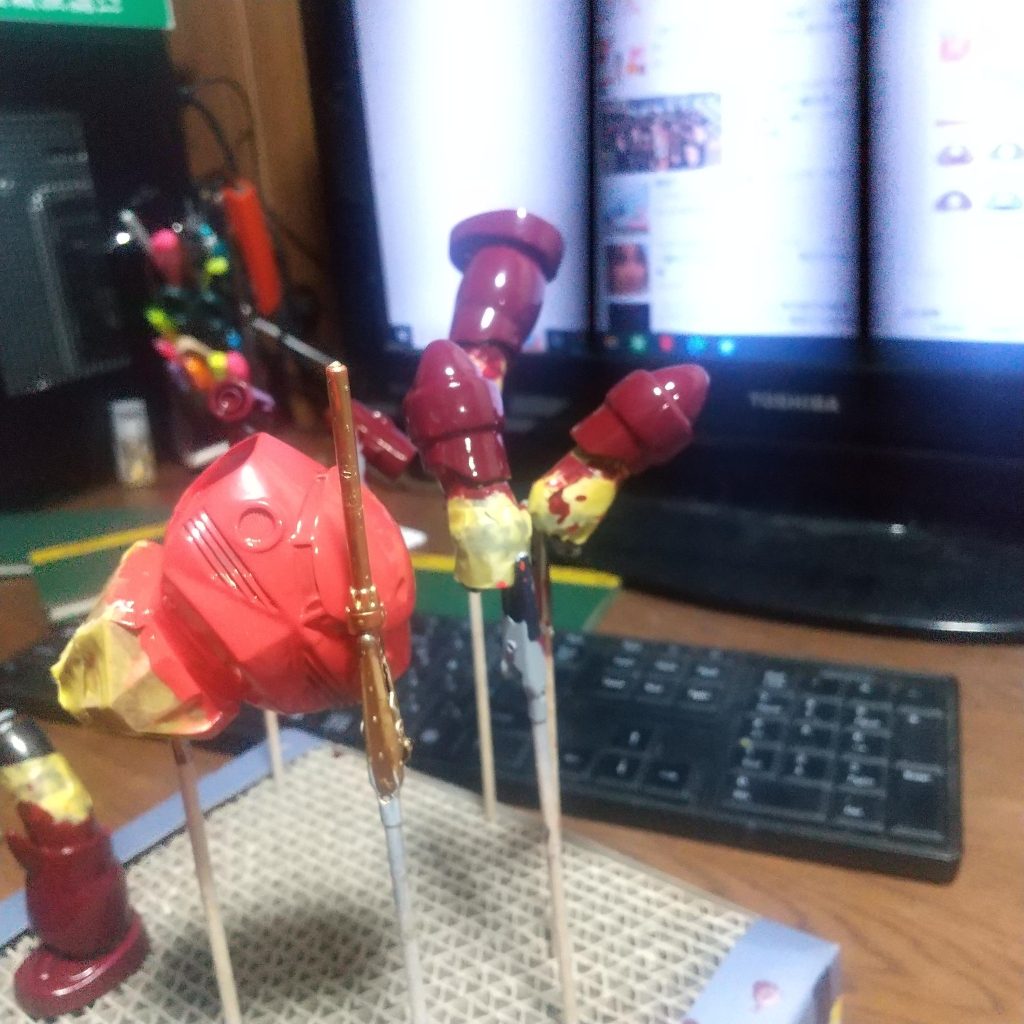 色塗りは筆で。3回塗り。マスキングテープは父がしました。