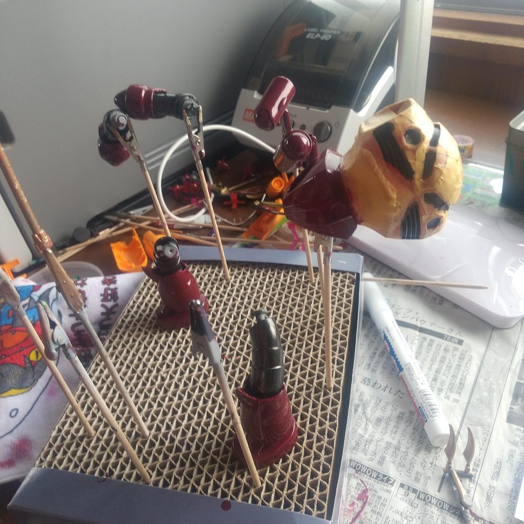 ボディの黒い部分は絶対にはみ出すと思ったので、細かくマスキング。マスキングテープの偉大さをしりました。我が家の息子(7)、最近のHGCUやSDワールドヒーローズはパチ組&シールである程度完成されてしまっているので、なかなか塗装や合わせ目消しなどをやりたがりません。その点、エコプラや旧キットはやらなければカッコよくならないと分かっているのか、やる気スイッチが入るようです。でも、疲れるみたいです。このズゴックの後、勝手に父の積みプラから1日でパチ組3体してしまいました(zaku-kao9)まぁ、SD系なんでまたバラシてしまえばいいのですが。これからは全塗装用の成形色が単一色のキットか、買ったガンプラ全部サフ吹きしてから渡そうかなwww