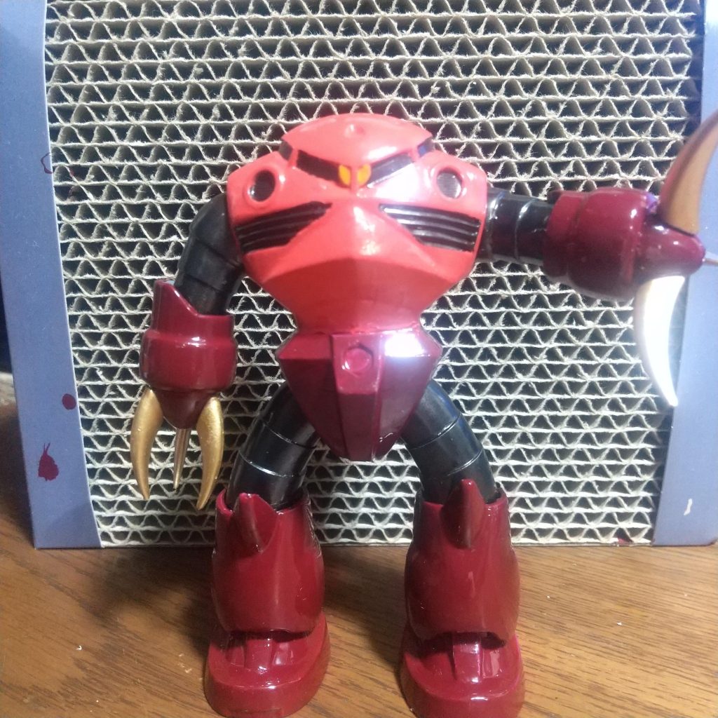 テカテカしすぎているので、後日、艶消しコーティングしようと思います。右腕は接着時に可動部にまで接着剤が浸透したようで、動きません。合わせ目消し以外での接着剤使用が初めてだったのを忘れていました。父の監督不行き届きです🙇