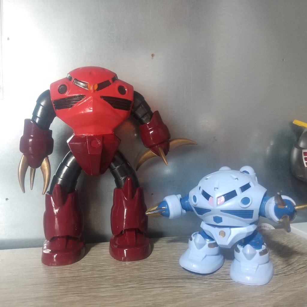 完成後に息子がパチ組してガンプラペンゴールドで部分塗装しただけのSDズゴックと並べて撮影📷正直、今のSDシリーズって凄いですね💦可動箇所や域が旧キットに比べたら奇跡的です✨