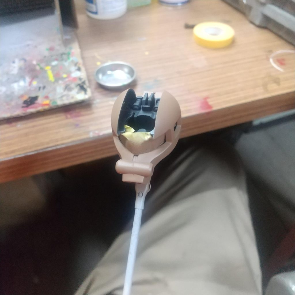 合わせ目消しも塗り分けも比較的簡単だったけど、唯一、頭だけが中の物愛部分やメカ部分の後ハメが出来ず、排気口からパイプの結合部までしっかり真ん中に線が残るようでした。全部エアブラシなのに顔だけ筆で同じ質感を出せる自信もないので、考えに考えた挙句、中のメカに塗装＆艶消しコーティングして組み上げ、その際に外装部分の内側からマスキングして、イチかバチか、合わせ目消し＆塗装をやってみました。