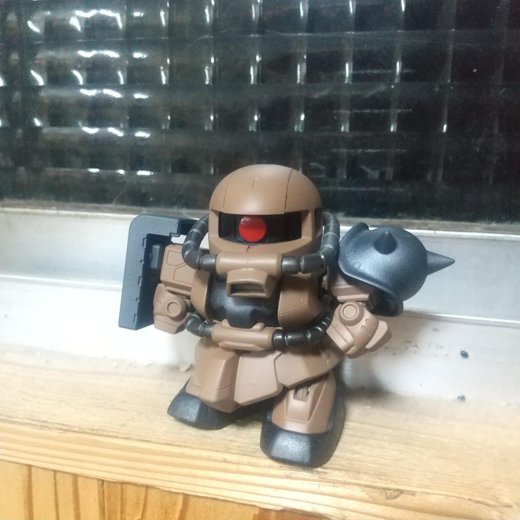 ザクⅡデザートタイプ風の配色。SDワールドヒーローズでメタリック色ばっかり使っていたので、マットなサンドイエローって新鮮です。アーマーやパイプなんかの黒い部分は黒鉄色を吹いた後に艶消しコーティング。