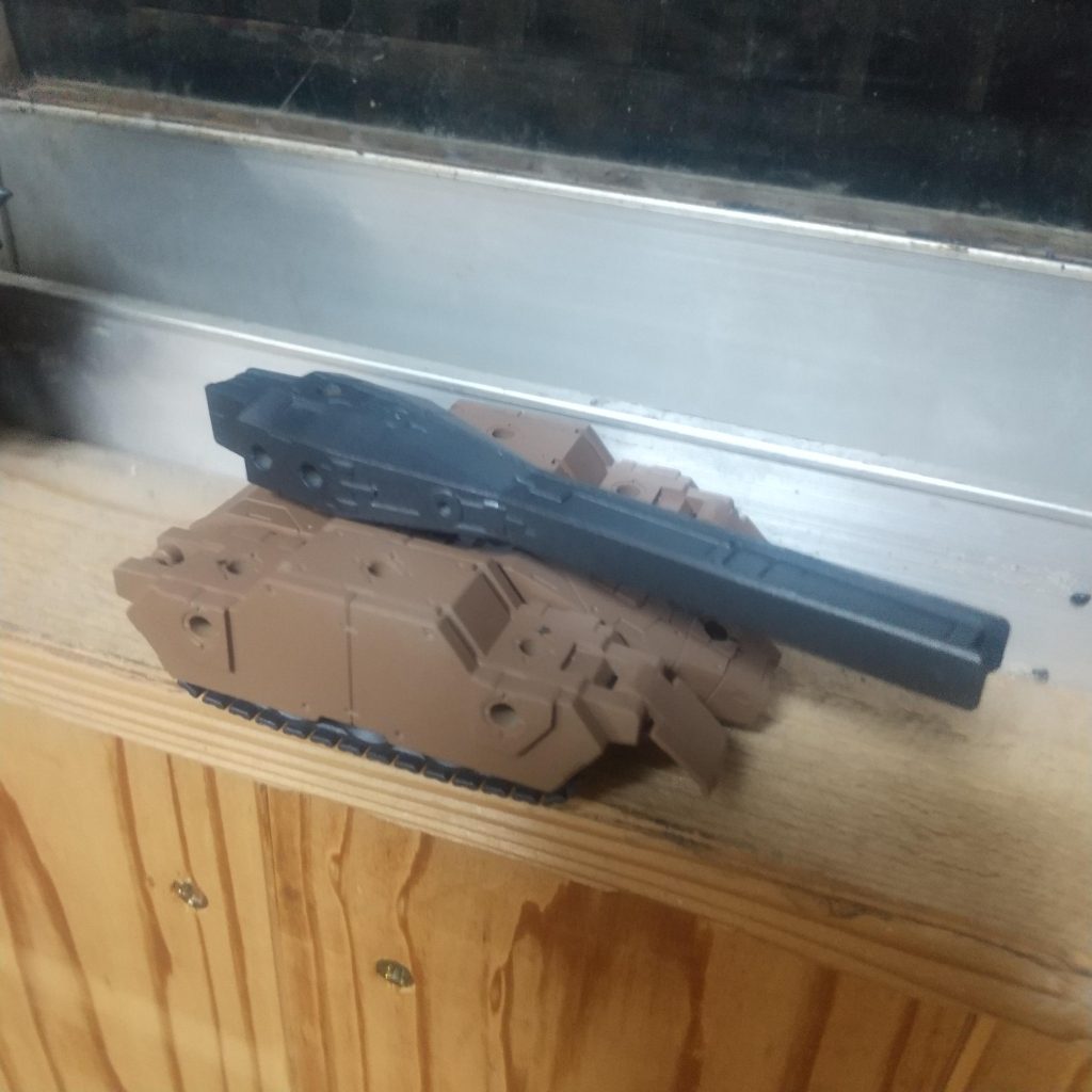 エグザビーグルのタンクもザクⅡと同じ色で塗装。もっといっぱいパーツあったけど、これくらいがちょうどいいように思えました。