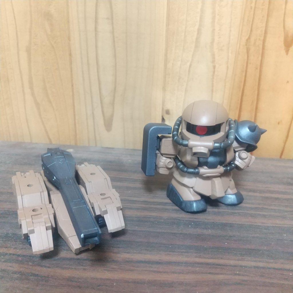 元々、ザクタンクの設定は現場で部品が足りないから余ってるザクの上半身とマゼラアタックのマゼラベースを組み合わせたもののはず。なので、ザクにくっつけばなんのタンクでもザクタンクなのです。