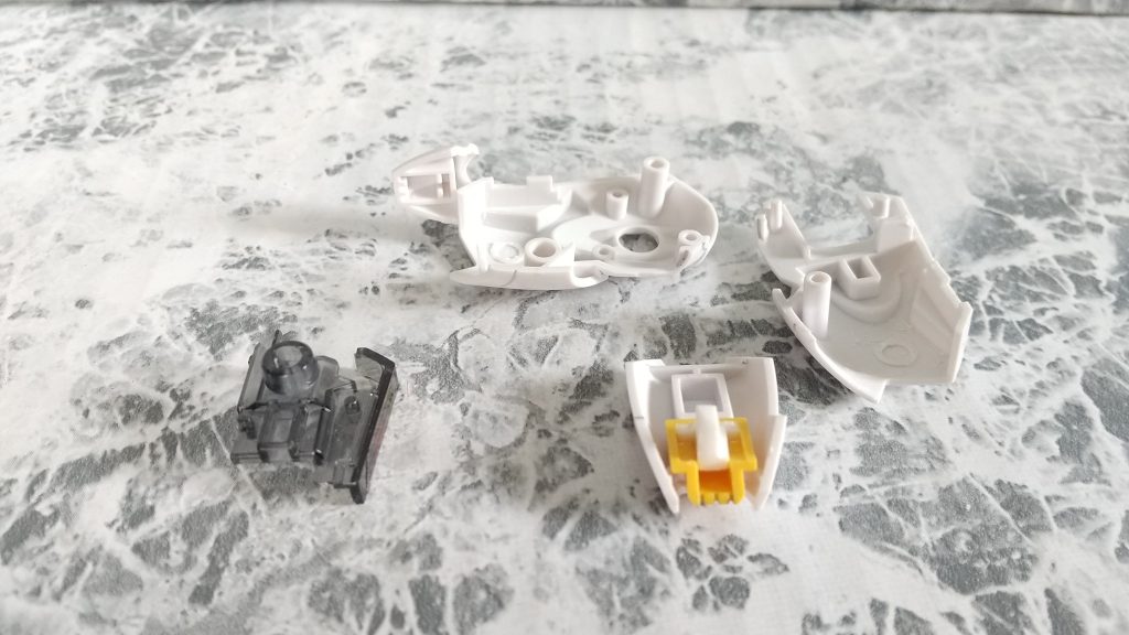 そして白い太ももパーツの中の邪魔な部分を除去と他のパーツをハメられるように加工 正面に来るパーツに黄色のパーツを接着してプラ板で凸を作り 後からハメる方式  突起する白いヒザパーツを太ももパーツの片側に接着  脚部を短縮したように見せる にはどうすればいいのか…ここが一番苦労しました