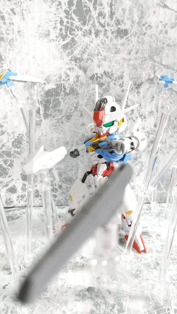 そして ビットステイヴで攻撃!ミラソウル社製フライトユニット装備に付属の平手と 水星の魔女ウェポンディスプレイベースを2個使用(2個使用しないと再現できないとは知らずに1個だけ買って後で気付いて 探しまくって追加購入したのも良い思い出w)