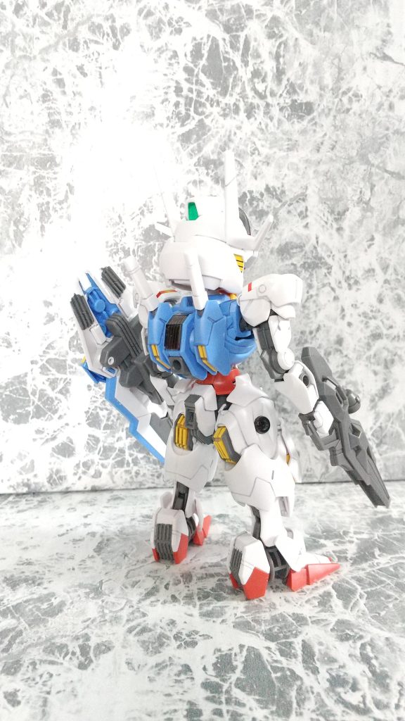 ガンダムエアリアル  頭部のみSDEXスタンダードで 他はHGを使用  等身イメージはSDガンダム バトルアライアンスの等身に近い物にしようと思ったのですが 試行錯誤の結果 これが限界でした頭部・シェルユニットにシールを使用  塗装には水性ホビーカラー ガンダムエアリアル ブルー等で部分塗装で仕上げましたここから先の画像は、撮影後に気付いたのですが…カカトパーツを上下逆にハメていたのでそこだけ間違っています!!