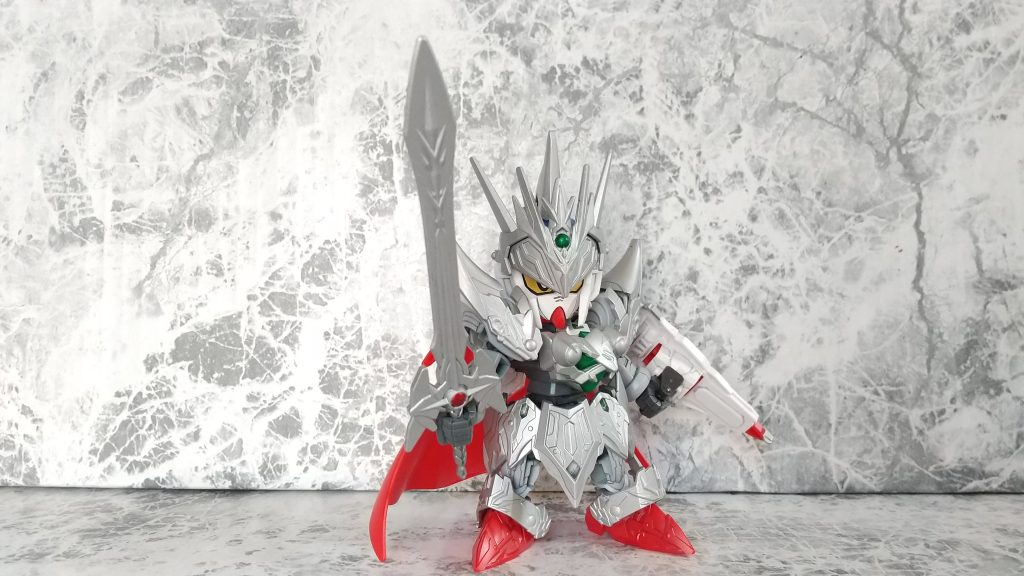 素組み完成後のチグハグな色分けが酷いので ナイトガンダムの鎧をイメージして鎧をシルバー塗装してカバー クリアパーツ部が多いので軽装タイプの本体の肩・腕と脚部はサフのまま クリアグリーンの胸部中央のみクリア部を残し 元々ここはクリアパーツでした と分かるようにしました