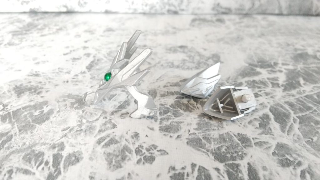 小改造したのは 頭部パーツ両サイドの小羽みたいなパーツを使用せずに 極細ランナーを削って丸みを出してから切り出し接着 SDデフォルメ特有の丸ポッチを付けました腕に装着するパーツを両腰サイドアーマーに変更 付けられるように改造 元のサイドアーマーだとアンクルガードに触れて動かしにくいので小型にする事で解決 アンクルガードも両内側の小羽だけカットしてます