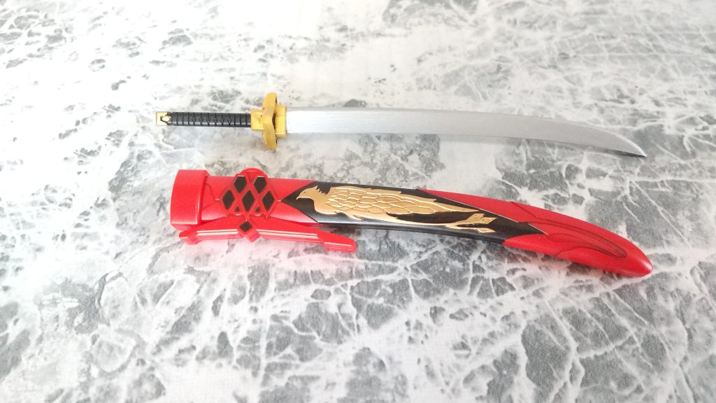 刀の刃は輝羅鋼を使用せず プラ板で制作(ちょっと犬夜叉の鉄砕牙みたいで好き) もっとディテールを施してもよかったのですが 初代彷彿なのでシンプルに 鞘は鳳凰を金で塗り その周りをこちらもガンダムマーカー リアルタッチ ブラックで塗装したので筆より楽に塗り分けられました