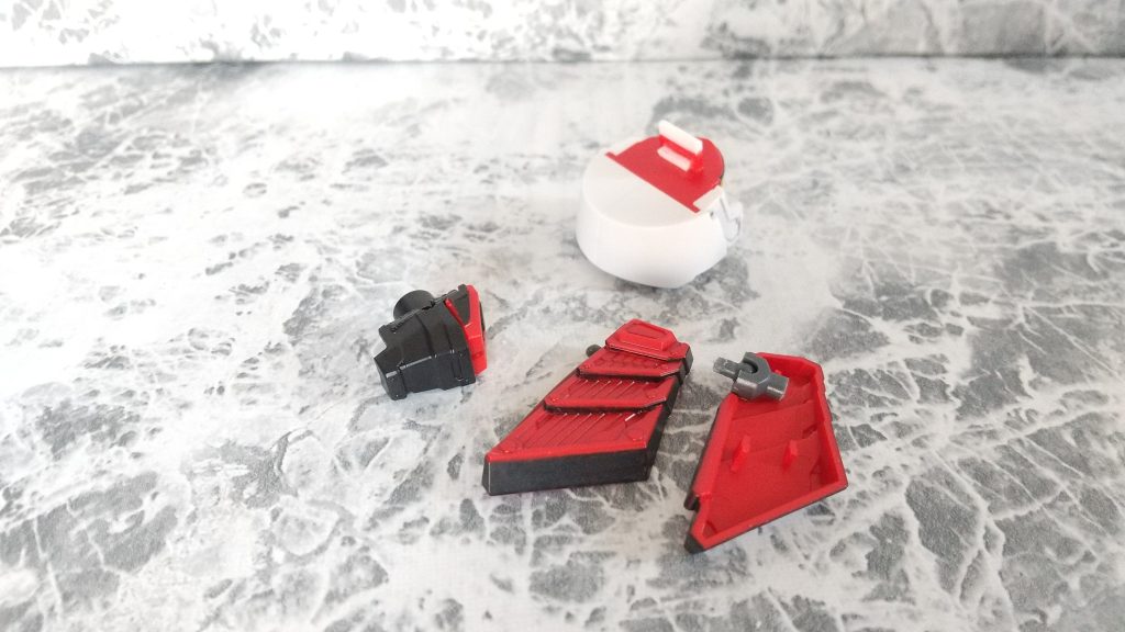 小改造② 頭部の兜を付けるピンを延長と微妙に兜が上に来るように裏に段差を 軽装タイプが廃止で頭部が無く 兜だけを装着させる方式の弊害で下にいきすぎてるように感じたので兜の高さを調節した感じです これで肩アーマーに触れる面も多少緩和されました小改造③ 下半身前鎧のスカートアーマーを分解 中央両横に穴を開けてボールジョイント凸を接続し両サイドのスカートアーマーには裏にボールジョイント凹を接着させ可動できるようにしました