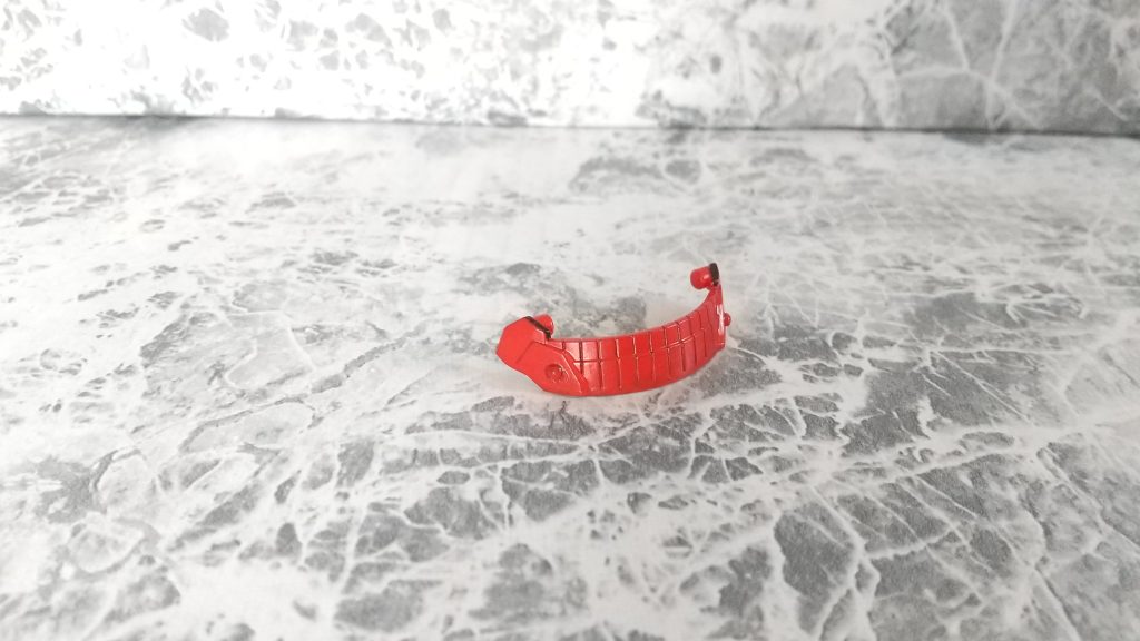 小改造④ 兜裏の上に可動して肩に接地する部分を軽減するパーツの下を少し削って さらに肩に接地する面を少なくしました 削った事により SD特有の丸ポッチディテールが中途半端な位置になったと思ったので ナイトストライクガンダムでもやった方法で丸ポッチディテールを復活させました