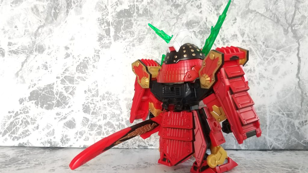 武者頑駄無の新世代として発売されましたが より初代をイメージする 初代彷彿 を提案本来の78代目としてシールや細かい塗装で仕上げるのもいいですが シンプルが好きなので この改造と塗装を施しました部分塗装で赤・金・ガンダムマーカー リアルタッチ ブラックで塗装小改造① 本体両肩の垂れ下がった装飾(陣羽織?)をカット ポーズを決めた時に邪魔にしかならない&初代イメージに近付ける為