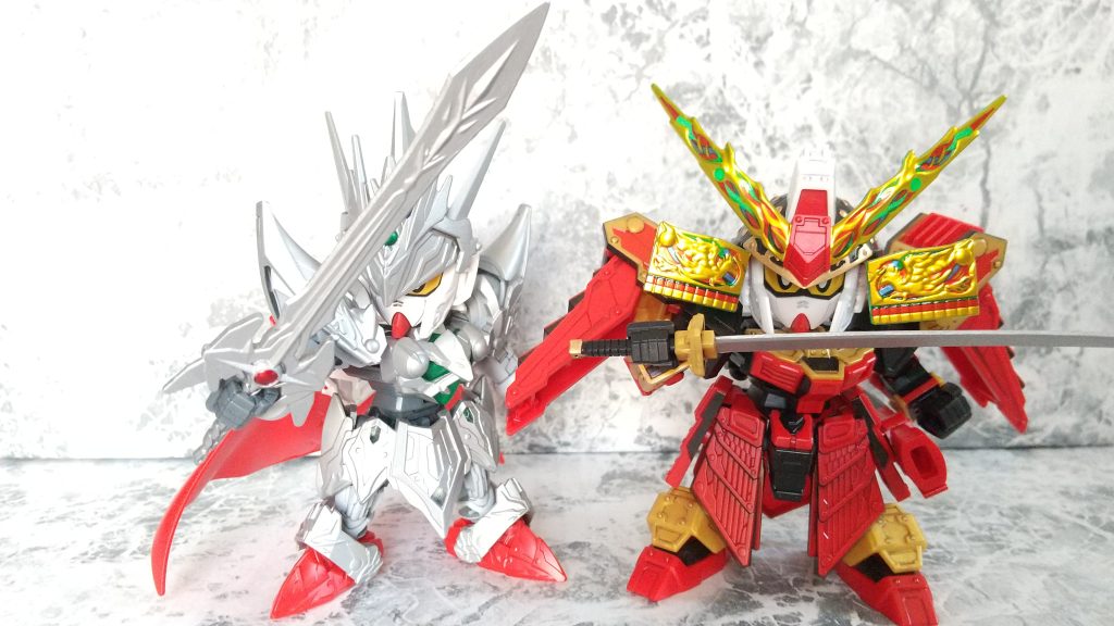 78代目 武者頑駄無・ナイトストライクガンダム 共に箱絵のポーズ新世代の武者と騎士の揃い踏みだ!(新世代のコマンドガンダムはいつ発売されますか…)本当なら輝羅鋼は全部使用せずに完成させても良かったのですが 兜の鍬形 くわがた(ブレードアンテナ)・吹き返えしの自作は難しい 制作しても見栄えが悪くなるのを考慮して断念しました(他のパーツと置き換えるにしてもパーツがありませんでした) それでも充分いい出来になりました!早く隠密ガンダムエアリアルも欲しいのですが再販・手に入るのはいつになるか…以上、78代目 武者頑駄無 初代彷彿の巻でした(^^ゞ