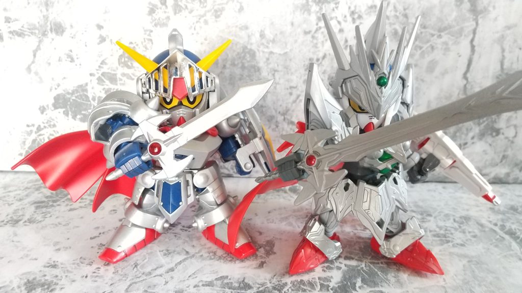 伝説(レジェンド)のナイトガンダムとレジェンドと新世代のナイトガンダムが揃うと圧巻ですね！以上、ナイトストライクガンダム 白銀ver.でした(^^ゞ 