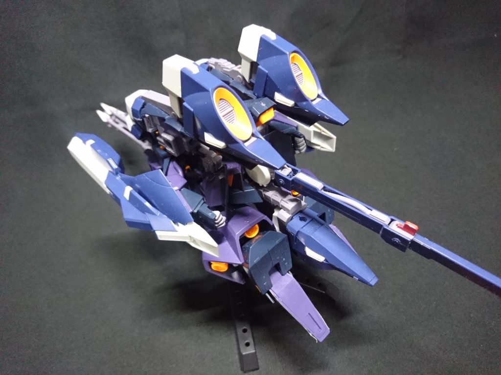 MA形態時はドラムフレームが180度回転し、3つめのハイドロジェットパックは脚部の間に収まります。