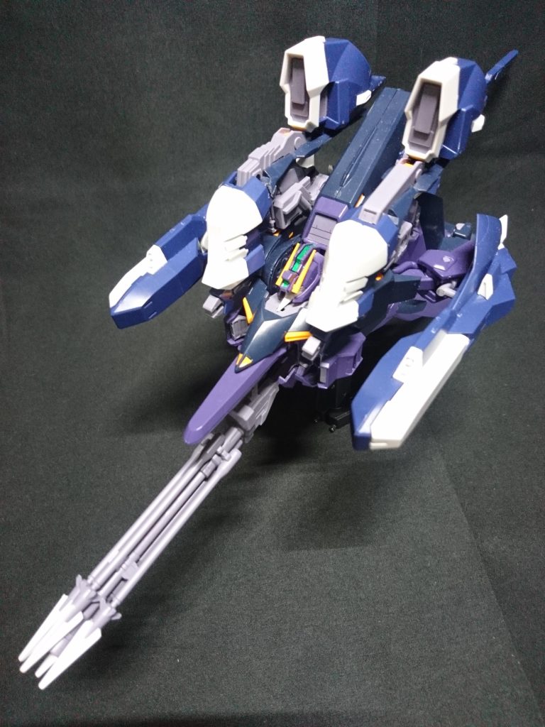 MA形態。こちらのほうがお気に入り、特に冒頭の正面上方からのショットが。元々関節が緩い上に重量が増しているので、各部を瞬着などできつめに調整。さらにスタンドの見えない所にランナーから作った支柱を追加し、リアスカートを支えています。