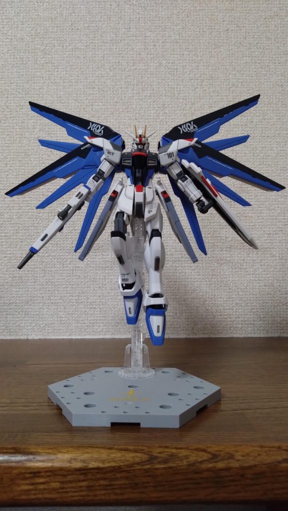 正面もデカールの配置を分散させながら貼りすぎ感がないように