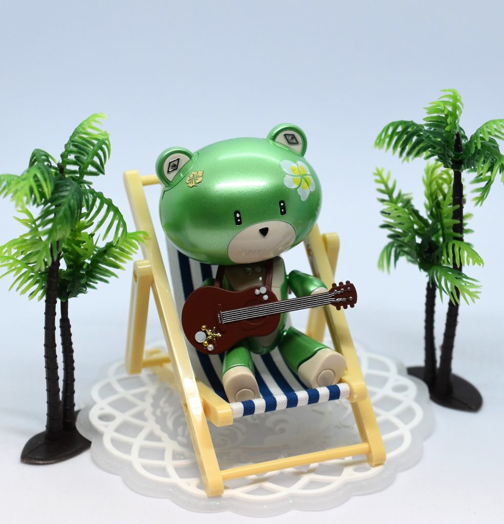 プチッガイです。ママッガイもハロもですが、表面処理を超頑張ってキラキラにしたり、百均の夏テーマネイルシールでデコったりしています。ヤシの木？やベンチも百均のものです。