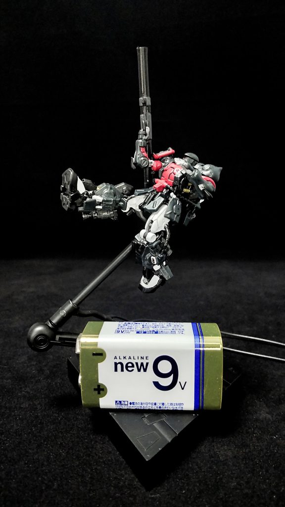 サンボルのドダイを蹴り落とすポージングを参考にしています。ザクなのにね、好きなんですよあのシーン(zaku-kao6)