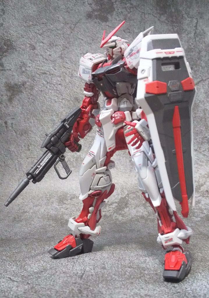 盾と銃を持ったポーズより刀の方がカッコいいなあ。