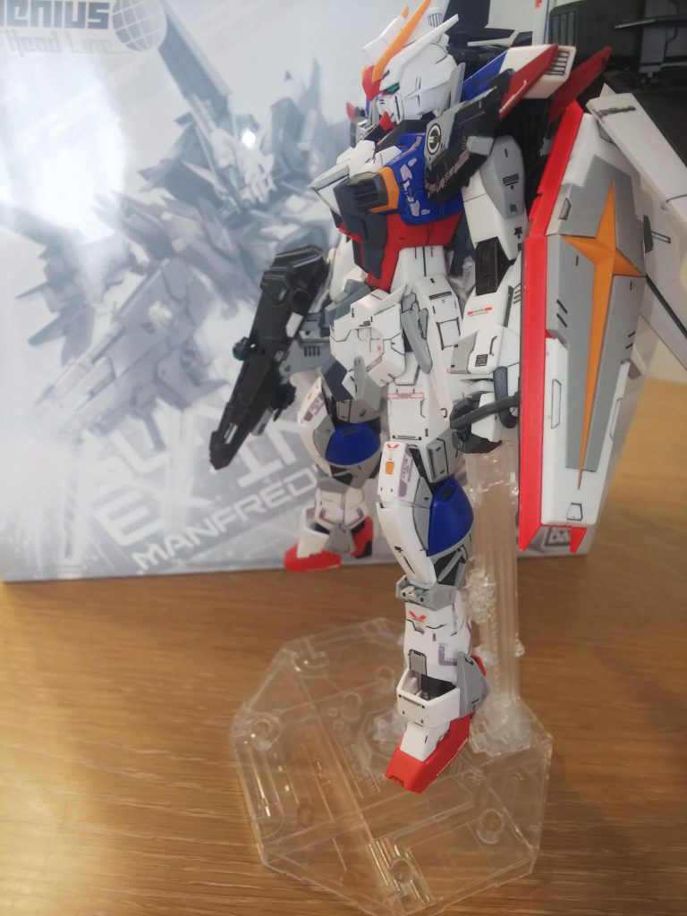 元キットの黒を少しだけ残して、青と赤を追加。白はグレーとの塗り分けでパーツの密度アップ。