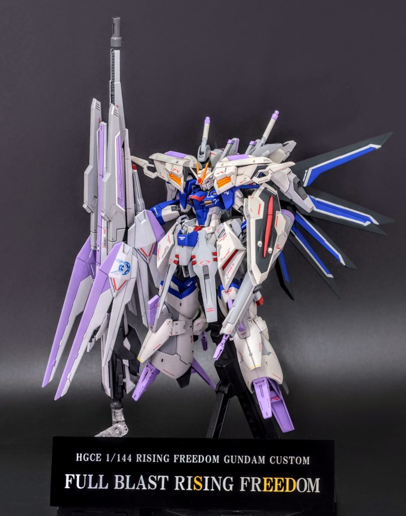 今回は黒色無双で有名な光陽オリエントジャパンさん( https://www.ko-pro.tech/katana/ )とのコラボで用意して頂いた作品名が刻印された特別な銘板と一緒に撮影しております。