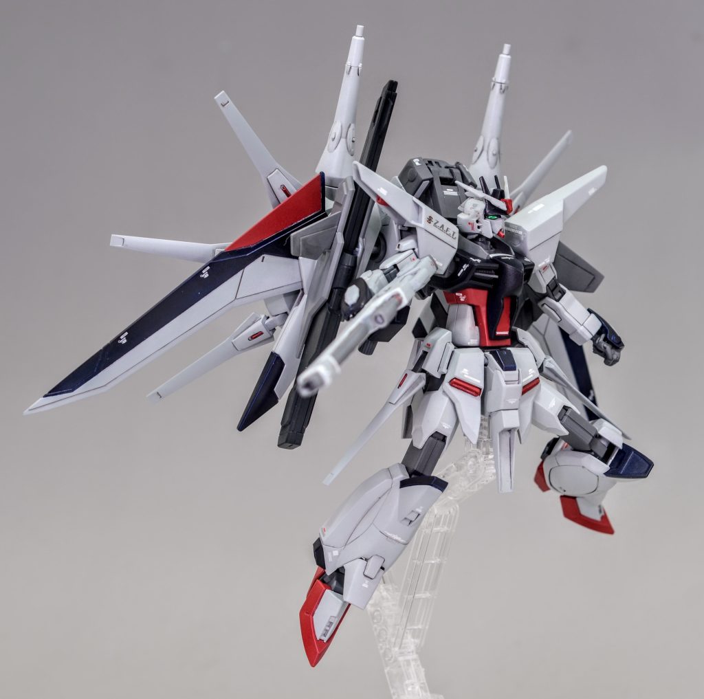 シンのピンチにはMA形態で駆けつけて変形!