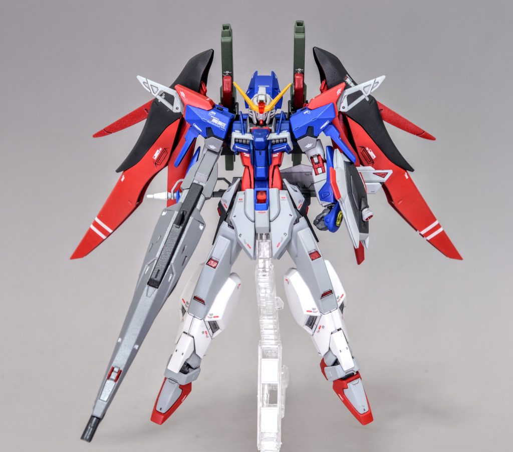 胴体は胸部をパーフェクトストライクフリーダムから、腹部はデスティニーでミキシングしました。腹部は４ミリ位延長してスタイルアップし、股幅も大型の脚部に合わせて広めに加工しています。