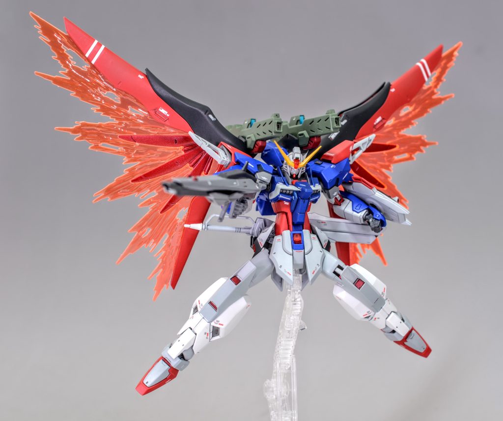 背面のキャノンは小型陽電子ランチャーです。ライフルは大型のレールガンで長距離狙撃が可能です。AGE-3オービタルのライフルとデスティニーのビームライフル、名無し砲を組み合わせて製作しました。