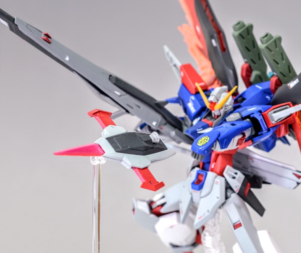 コンパス機を参考に開発されたもので、従来のものより小型ですが貫通力が高い設定です。射出するとビームウイングが展開する設定です。