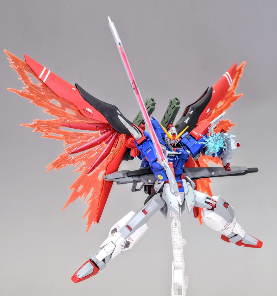 対艦刀、パルマも標準装備しています。ヴォワチュール・リュミエール（ 光の翼）がオレンジ色なのは格納庫で眠っていたハイネ機からパーツを流用して製造されたからという設定です。メタ的にはピンクよりオレンジの方が高出力感ある気がするので採用しました。