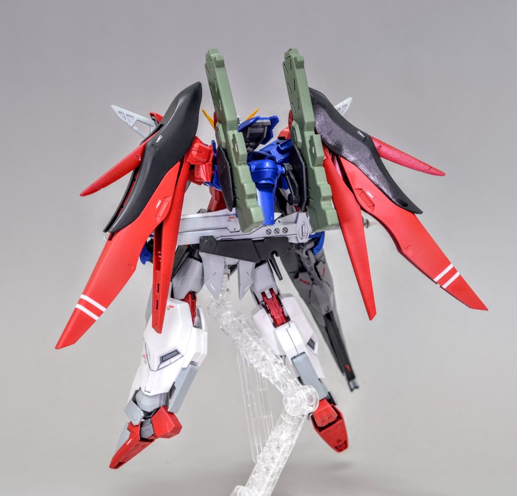 背面はシンメトリーにしたかったのでキャノン✕2に、対艦刀は腰部に移設しました。