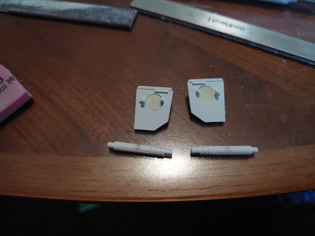 ビームサーベルの塗膜が剥げないよう、サーベルの柄とサイドアーマーにネオジム磁石を埋め込んでいます。