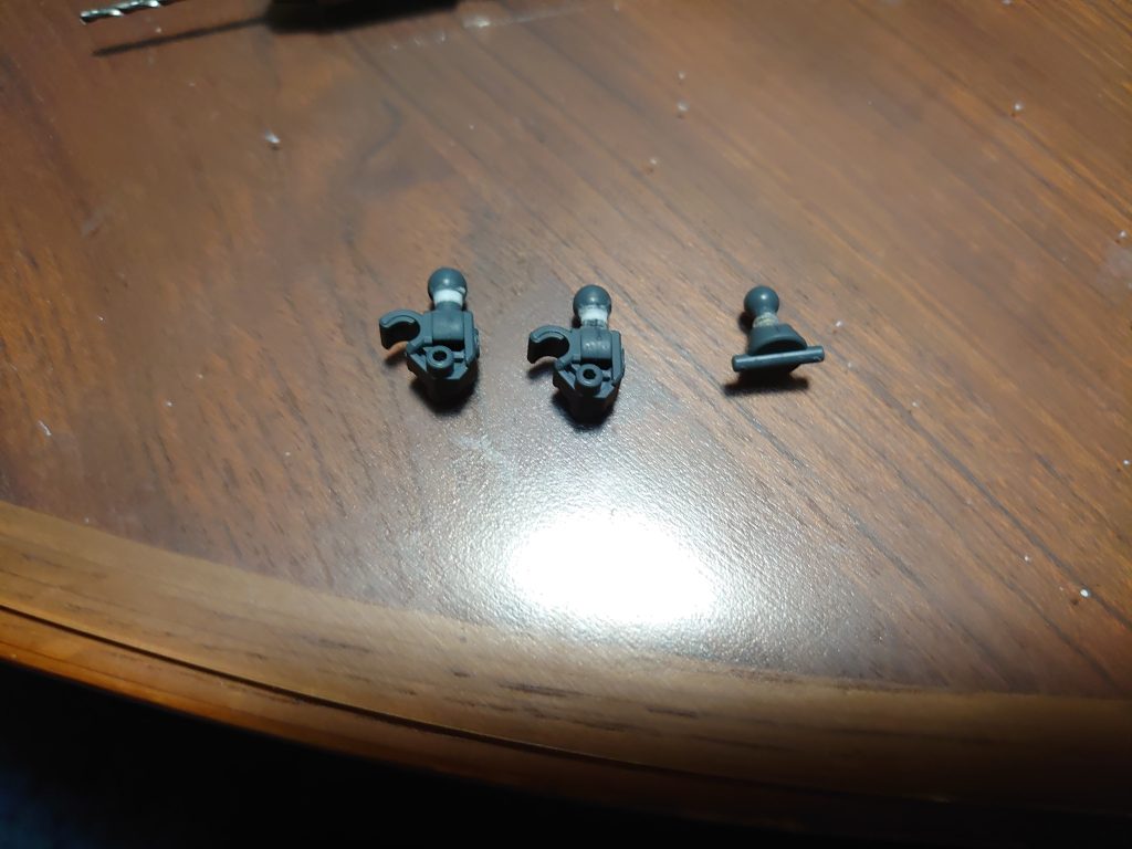 首と足首はボールジョイントの軸をプラ板で1~2mm延長しています。真鍮線で補強してあるので、多分強度は十分だと思います。