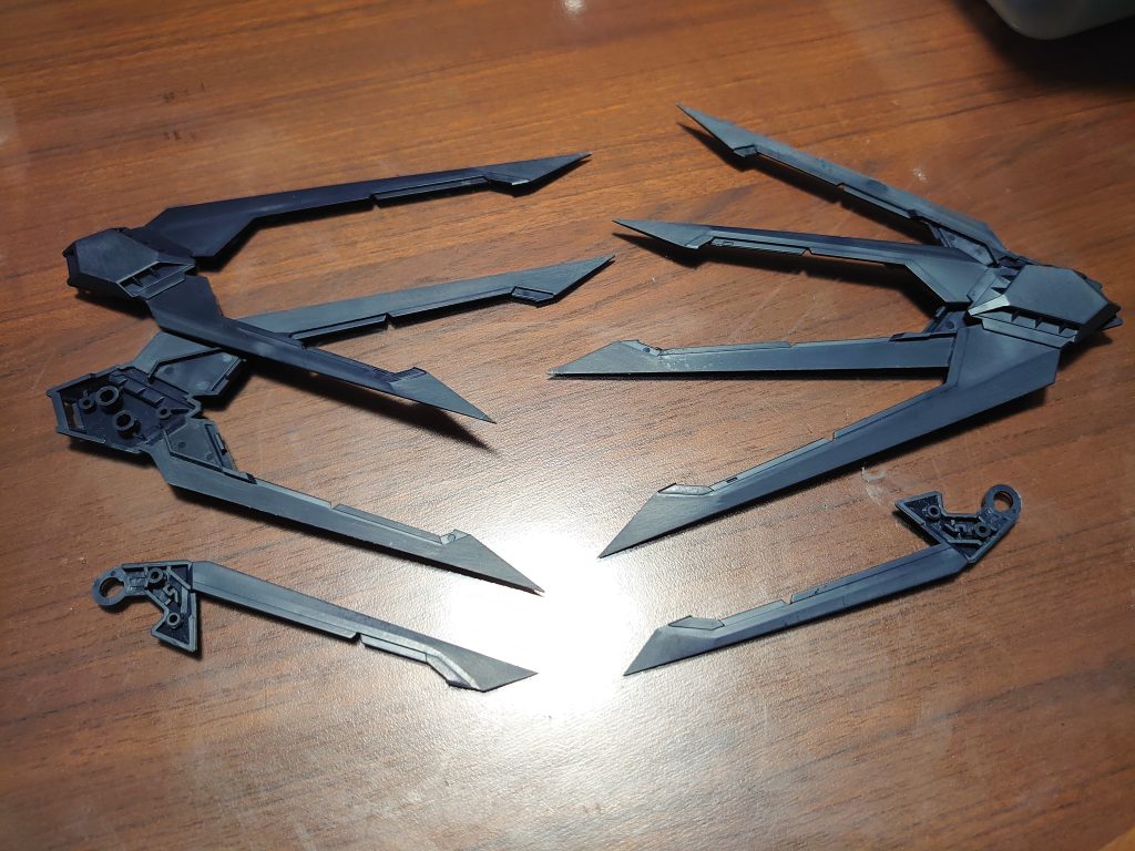 ウイングも肩アーマーとかと同様に尖らせています。