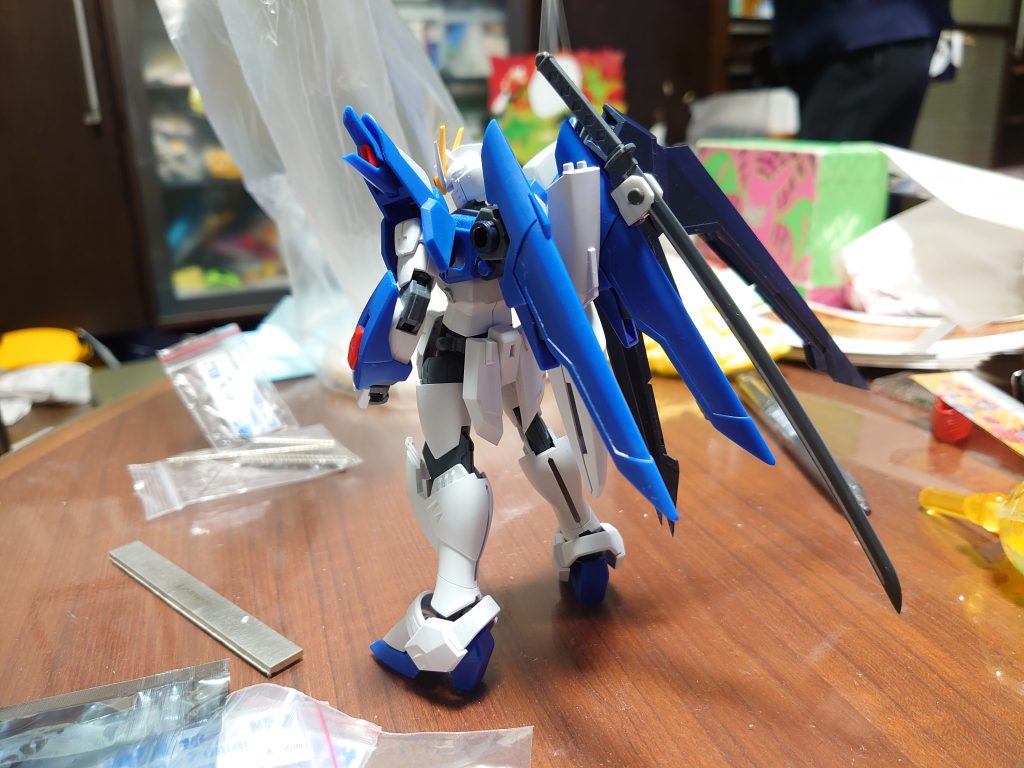 マイティーストライクフリーダムと似たような刀のマウントパーツをプラ板で作成しました。スラスターの出っ張り部分を切り離し、磁石と真鍮線でマウントパーツは着脱できるほか、切り離した出っ張り部分も磁石を埋め込んだので元に戻すこともできます。刀にも磁石を埋めて、マウントパーツとは磁石で接続できるようにしました。