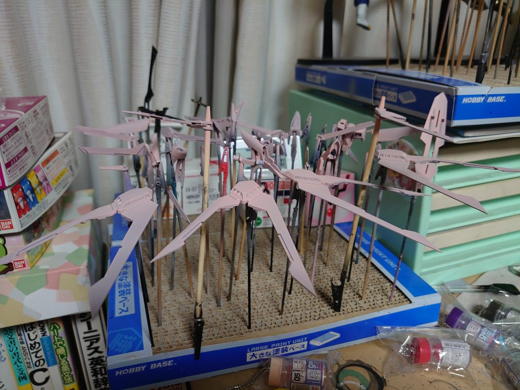 塗装レシピは以下のとおりです。ピンクはNASCAピンクサフを下地にしています。薄いピンク:Exホワイト+パンツァーレッド(1)ピンク:コーラルピンク+エヴァピンク濃いピンク:パンツァーレッド(1)黒:ダークレッド+Exブラックグレー:メカサフライト+オキサイドレッドサフメタリック:スターブライトアイアン黒(刀):Exブラック金(刀):スターブライトゴールド赤(刀):スターブライトゴールド→クリアレッドスミ入れはエナメルブラウンとブラックで行い、デカールを貼った後に艶消しクリア+滑らかスムースでコートしています。