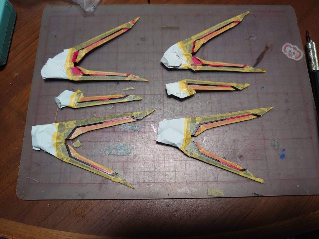 ウイングはマスキングで塗り分け。