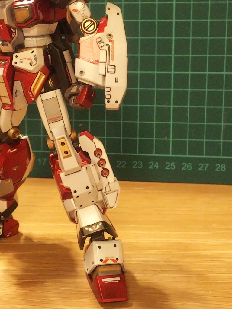 一部金属パーツを。amazonのICソケットを流用。格安ですが、効果はバツグン。