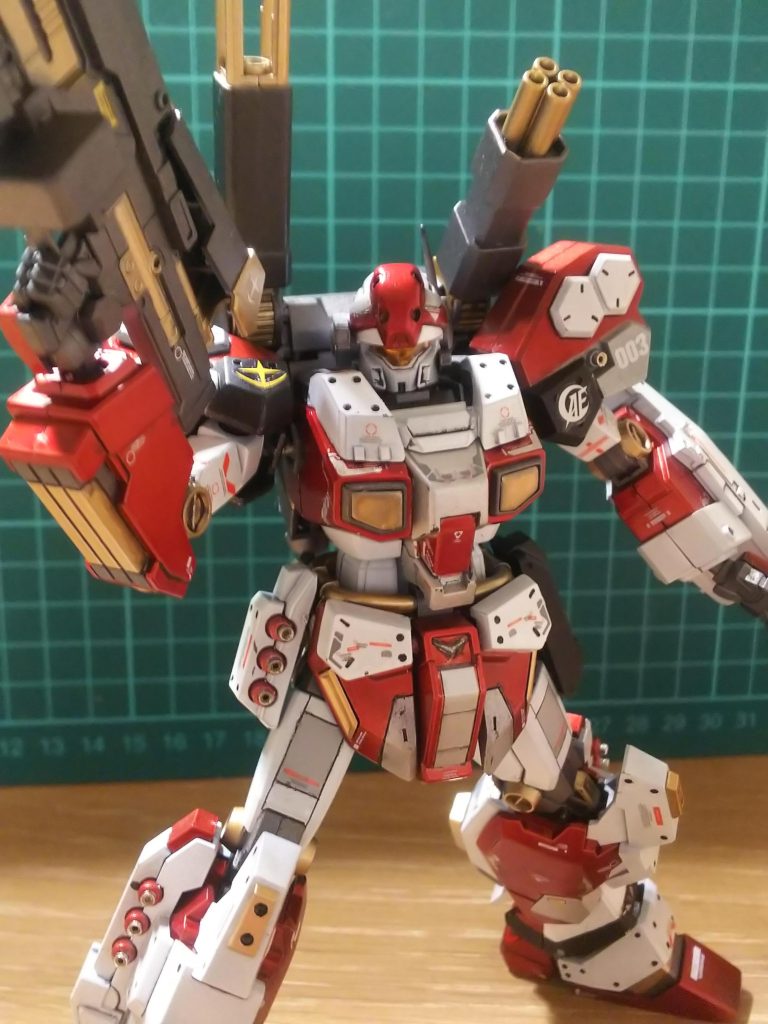 強化装甲にはピンバイスで穴開け。楽しくて追加し過ぎたかも?