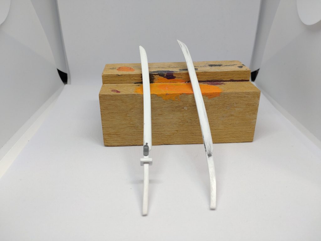 刀は最初打ち刀をイメージしたものを作っていたのですがブラックナイトのが体が良すぎて余計に細く見えたのと柄が折れたので大太刀のような物に変えました。