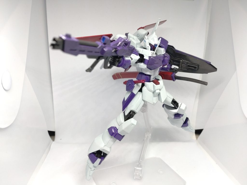 その他武装ライフル、盾はイモータル、サーベルはシヴァのをそのまま使ってます。 あと本体のカラーはムウさんのパイロットスーツをイメージしてます。