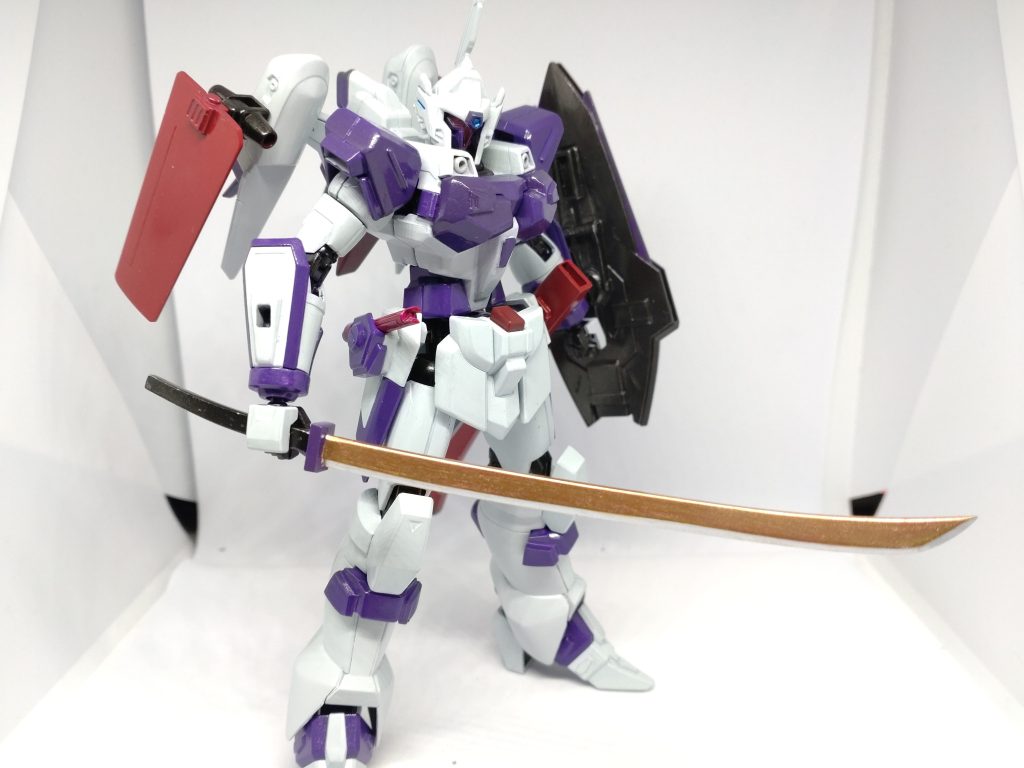 メイン武装 サンライトフラッシュ(日光一文字) ロウから渡された試作品にヤタノカガミを施した刀。 切り払いでのビーム弾きや反射の他反射したビームを斬撃として放てる設定。 素材はプラ板です。
