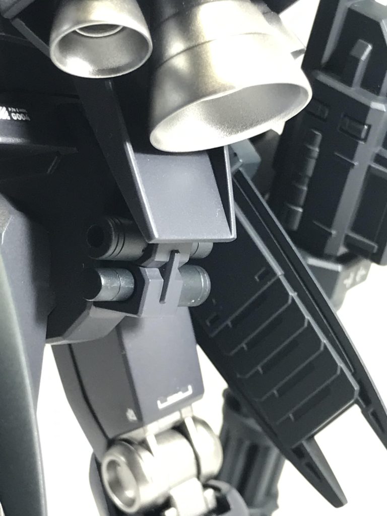 チョットだけ武装について補足。機体No.358ガンナー仕様機体ですが、腰の後ろにビームサーベルラックを設けてみました。目立た無い箇所の加工ですが何気に自分的には気に入ってます。😁