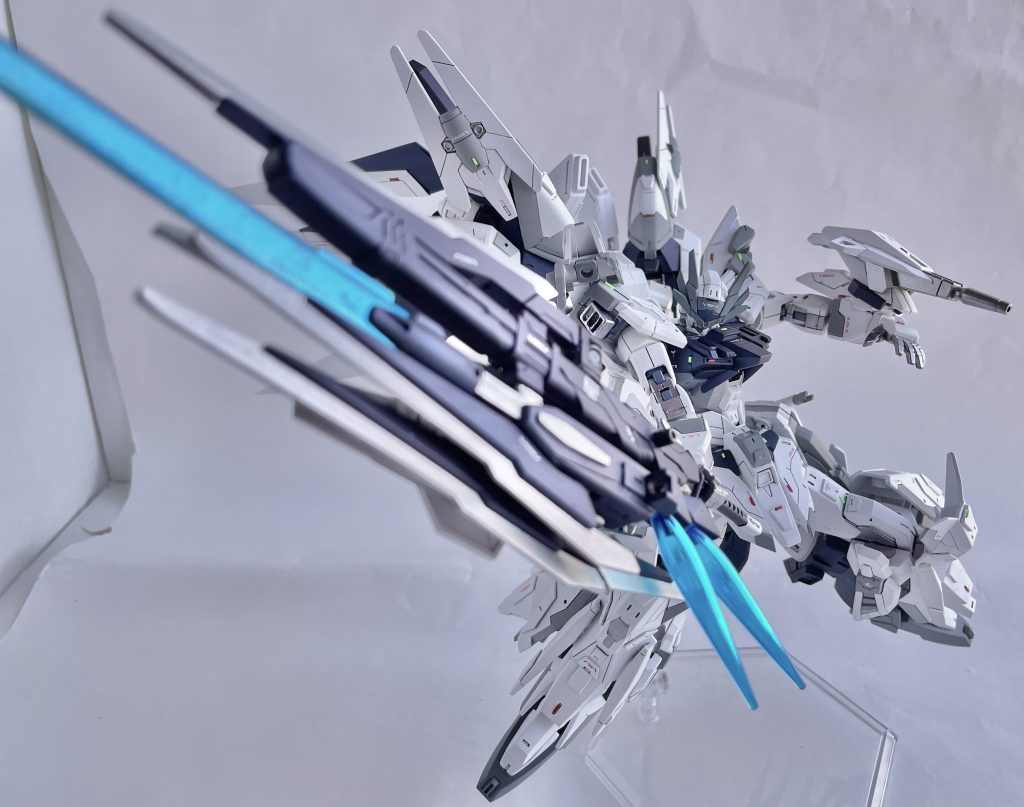 武器は盾兼大剣などの複合兵装