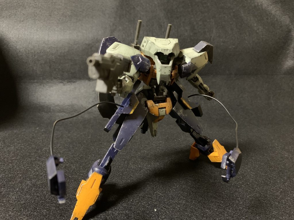 アクリル塗料をスポンジに含ませてトントンと色を乗せて塗り分けました！　ガルグレーを使い航空機っぽい印象に…なったかな？笑